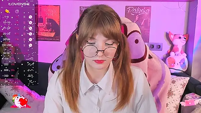 Snapshot of AliceLanley chatting on 12.04.24 AliceLanley online show from 12.04.24