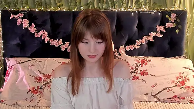 Snapshot of AliceLanley chatting on 03.05.25 AliceLanley online show from 03.05.25