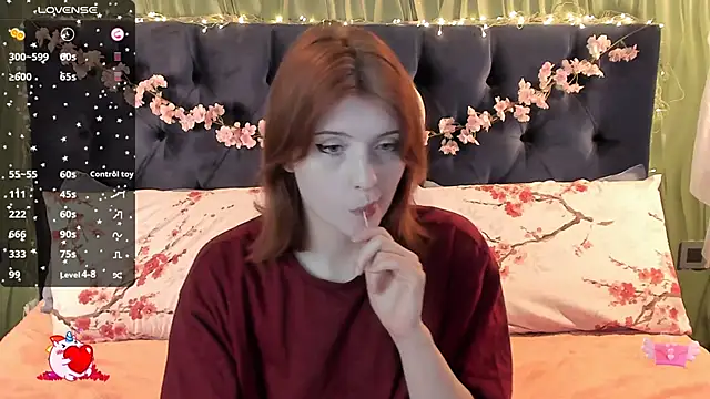 Snapshot of AliceLanley chatting on 11.08.25 AliceLanley online show from 11.08.25