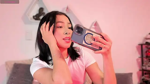 Snapshot of valerycolins chatting on 02.27.26 valerycolins online show from 02.27.26