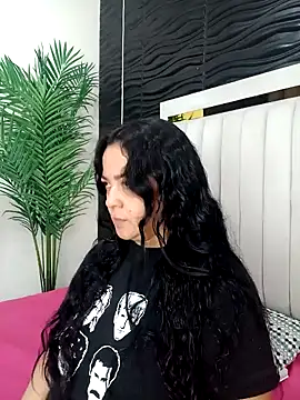 Snapshot of lucia_vonne_ chatting on 02.04.25 lucia vonne online show from 02.04.25