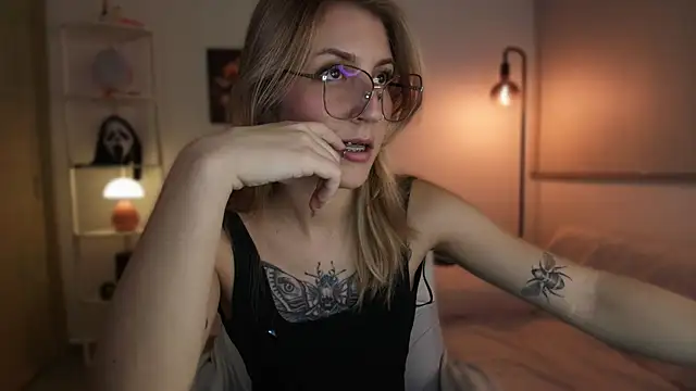 Snapshot of Dakotaa_ chatting on 11.17.25 Dakotaa online show from 11.17.25