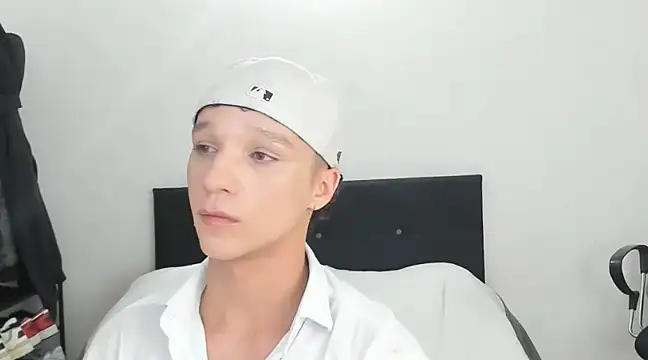 Snapshot of angelcortes chatting on 12.24.24 angelcortes online show from 12.24.24