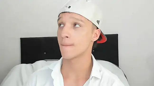 Snapshot of angelcortes chatting on 12.24.24 angelcortes online show from 12.24.24