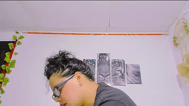 Alhelqueen online show from 02.14.25