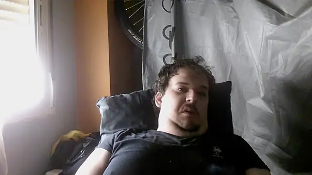 Snapshot of porkorossy chatting on 10.26.25 porkorossy online show from 10.26.25