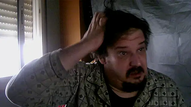 Snapshot of porkorossy chatting on 12.15.25 porkorossy online show from 12.15.25