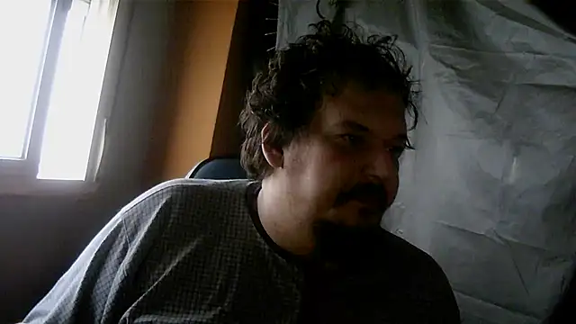 Snapshot of porkorossy chatting on 12.18.25 porkorossy online show from 12.18.25