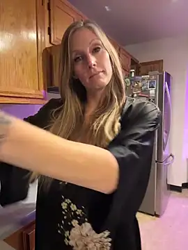 ItsDanniG online show from 11.21.25