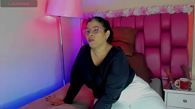 Snapshot of desire_matture chatting on 02.17.25 desire matture online show from 02.17.25