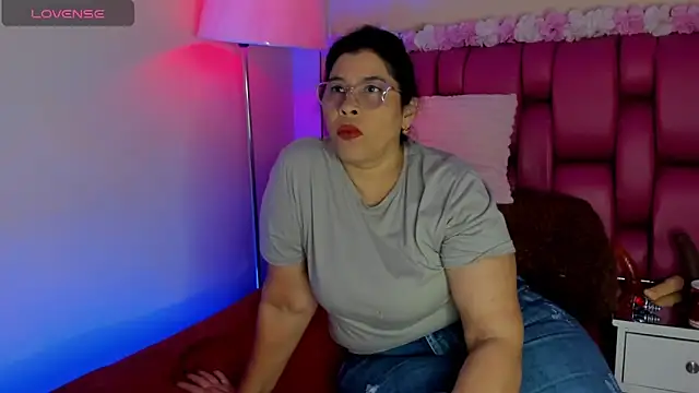 Snapshot of desire_matture chatting on 02.18.25 desire matture online show from 02.18.25