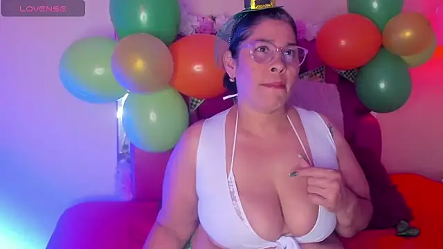 Snapshot of desire_matture chatting on 03.17.25 desire matture online show from 03.17.25