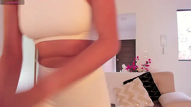 Alaia Ferrer  online show from 11.17.25