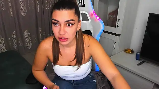Snapshot of EveEvian chatting on 01.24.25 EveEvian online show from 01.24.25
