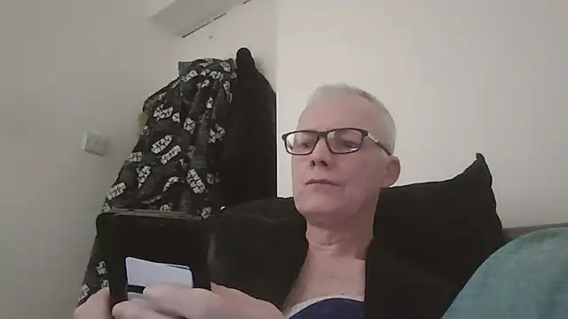 Snapshot of 1tam chatting on 11.30.25 1tam online show from 11.30.25