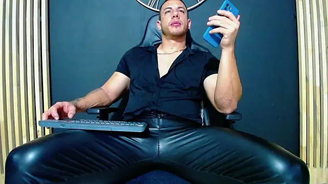 Snapshot of Maxxxpowerful chatting on 03.06.25 Maxxxpowerful online show from 03.06.25