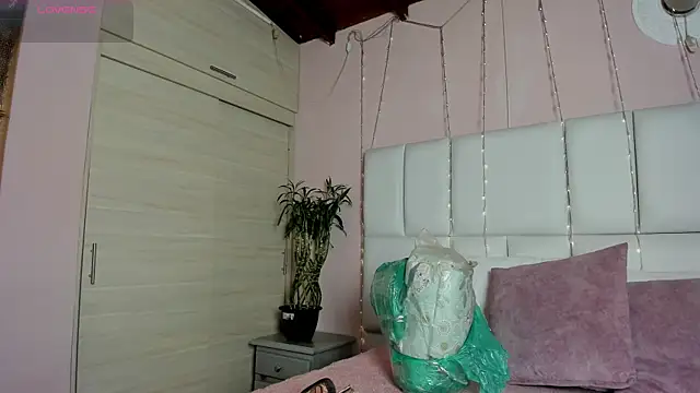 kiana cream online show from 03.19.25