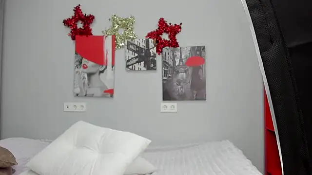 Snapshot of Tiny_JuJu chatting on 12.23.25 Tiny JuJu online show from 12.23.25