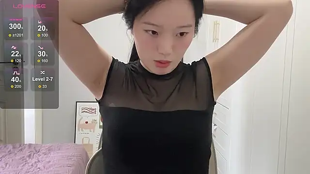 Snapshot of rose-u chatting on 10.22.25 rose-u online show from 10.22.25