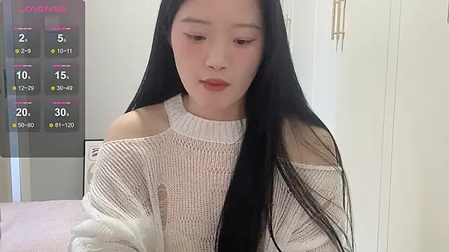 Snapshot of rose-u chatting on 11.18.25 rose-u online show from 11.18.25