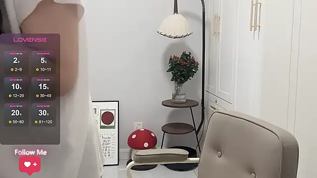 Snapshot of rose-u chatting on 11.24.25 rose-u online show from 11.24.25