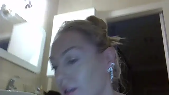 Snapshot of ZarinaSwift chatting on 12.15.24 ZarinaSwift online show from 12.15.24