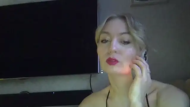 Snapshot of ZarinaSwift chatting on 12.20.24 ZarinaSwift online show from 12.20.24
