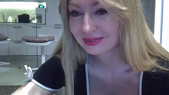 Snapshot of ZarinaSwift chatting on 02.10.25 ZarinaSwift online show from 02.10.25