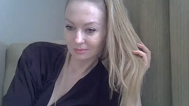 Snapshot of ZarinaSwift chatting on 02.12.25 ZarinaSwift online show from 02.12.25