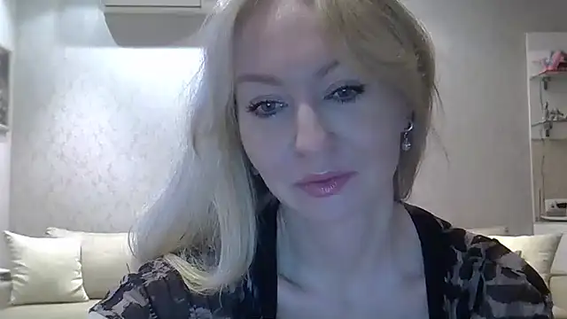 Snapshot of ZarinaSwift chatting on 02.13.25 ZarinaSwift online show from 02.13.25