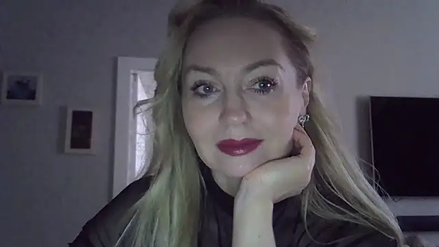 Snapshot of ZarinaSwift chatting on 10.08.25 ZarinaSwift online show from 10.08.25