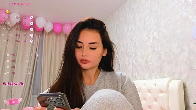 LaraSkinny online show from 12.10.24