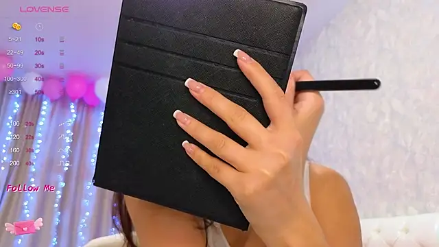 LaraSkinny online show from 12.18.24