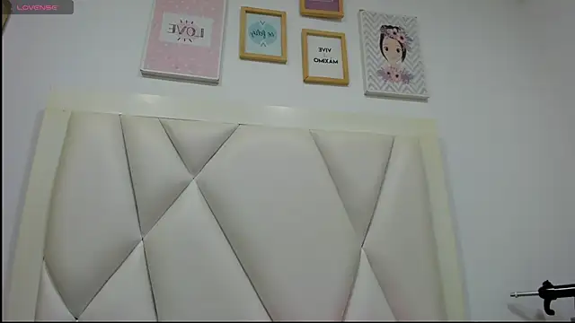 atilanadiaz7 online show from 04.14.26