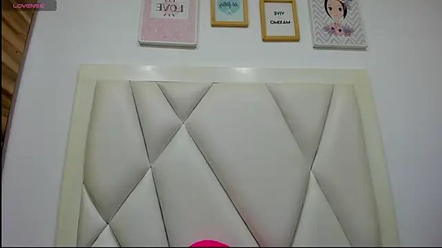 atilanadiaz7 online show from 04.17.26