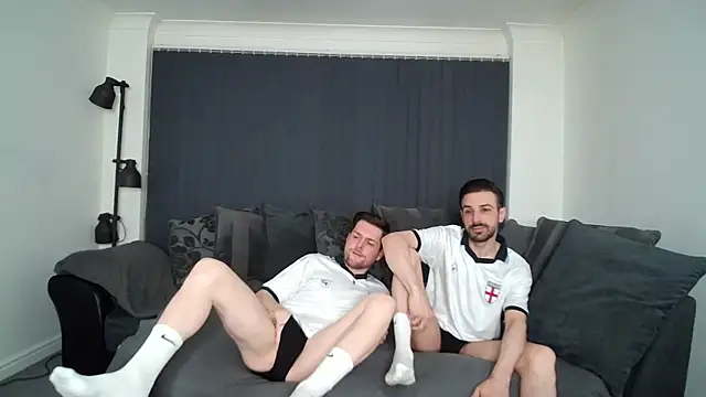 Snapshot of twotwinkhusbandss chatting on 10.13.25 twotwinkhusbandss online show from 10.13.25