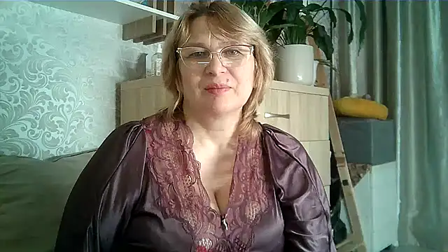 Snapshot of Aline_LoveFlowers chatting on 12.13.25 Aline LoveFlowers online show from 12.13.25