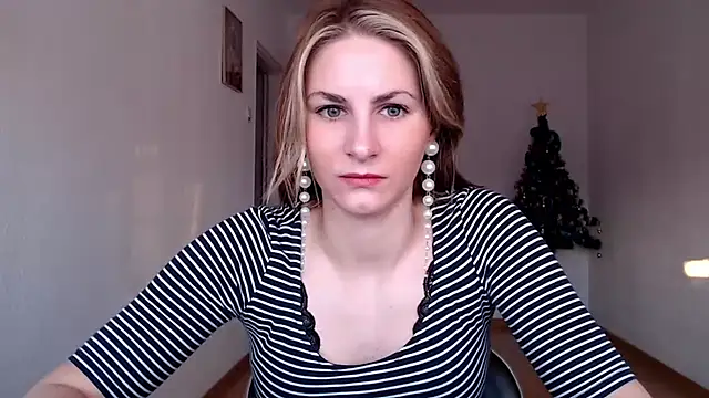 Snapshot of DagmarieFlirt chatting on 12.27.24 DagmarieFlirt online show from 12.27.24