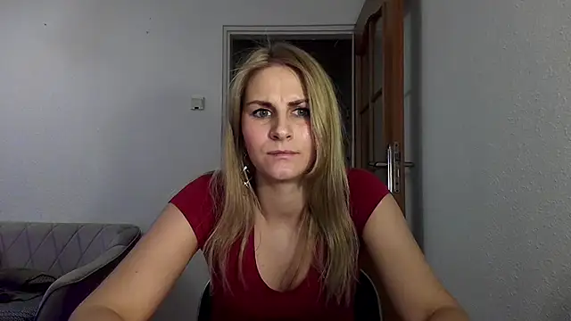 Snapshot of DagmarieFlirt chatting on 03.10.25 DagmarieFlirt online show from 03.10.25