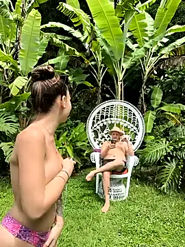 Snapshot of emma4xxx chatting on 01.04.25 emma4xxx online show from 01.04.25