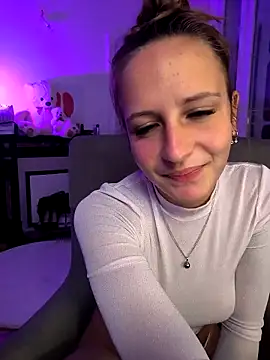 Snapshot of emma4xxx chatting on 03.18.25 emma4xxx online show from 03.18.25