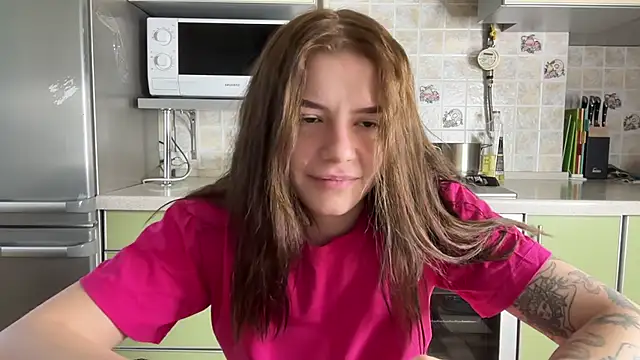 Snapshot of mia___mi chatting on 02.21.25 mia mi online show from 02.21.25