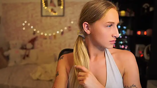 Nicolette  Shea  online show from 12.03.25