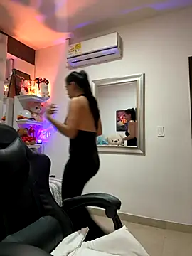 Snapshot of ZarahEvans chatting on 10.13.25 ZarahEvans online show from 10.13.25