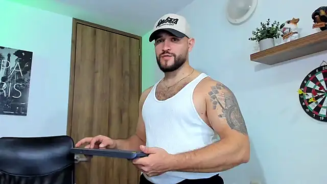 Snapshot of AndrewDiaz chatting on 10.10.25 AndrewDiaz online show from 10.10.25