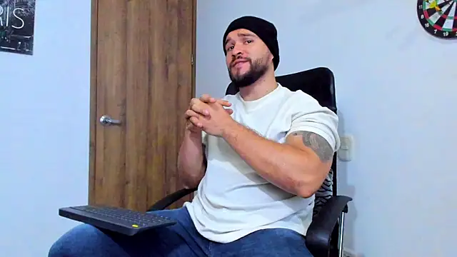 Snapshot of AndrewDiaz chatting on 10.11.25 AndrewDiaz online show from 10.11.25