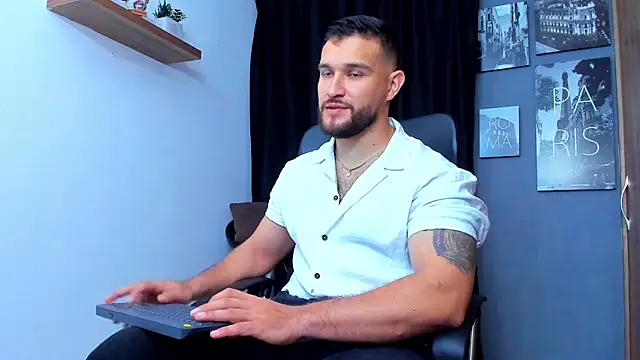 Snapshot of AndrewDiaz chatting on 11.17.25 AndrewDiaz online show from 11.17.25