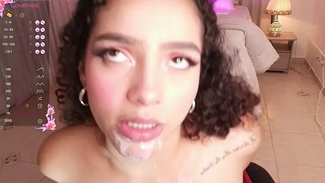 Snapshot of anahi_curlie1 chatting on 02.02.25 anahi curlie1 online show from 02.02.25