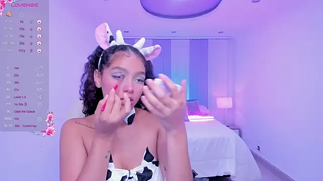 Snapshot of anahi_curlie1 chatting on 02.06.25 anahi curlie1 online show from 02.06.25