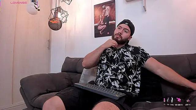 Snapshot of SebastianVilla_ chatting on 10.08.25 SebastianVilla online show from 10.08.25